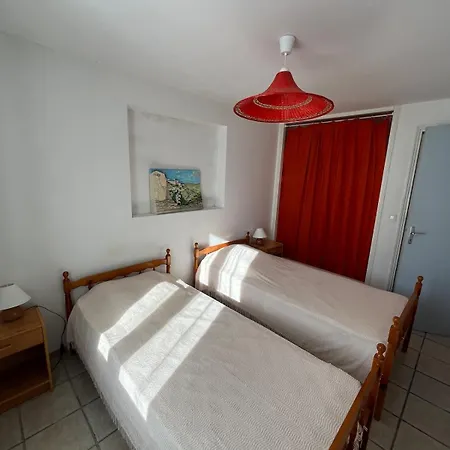 Lumineux , Terrasse, A 5 Min Apartment